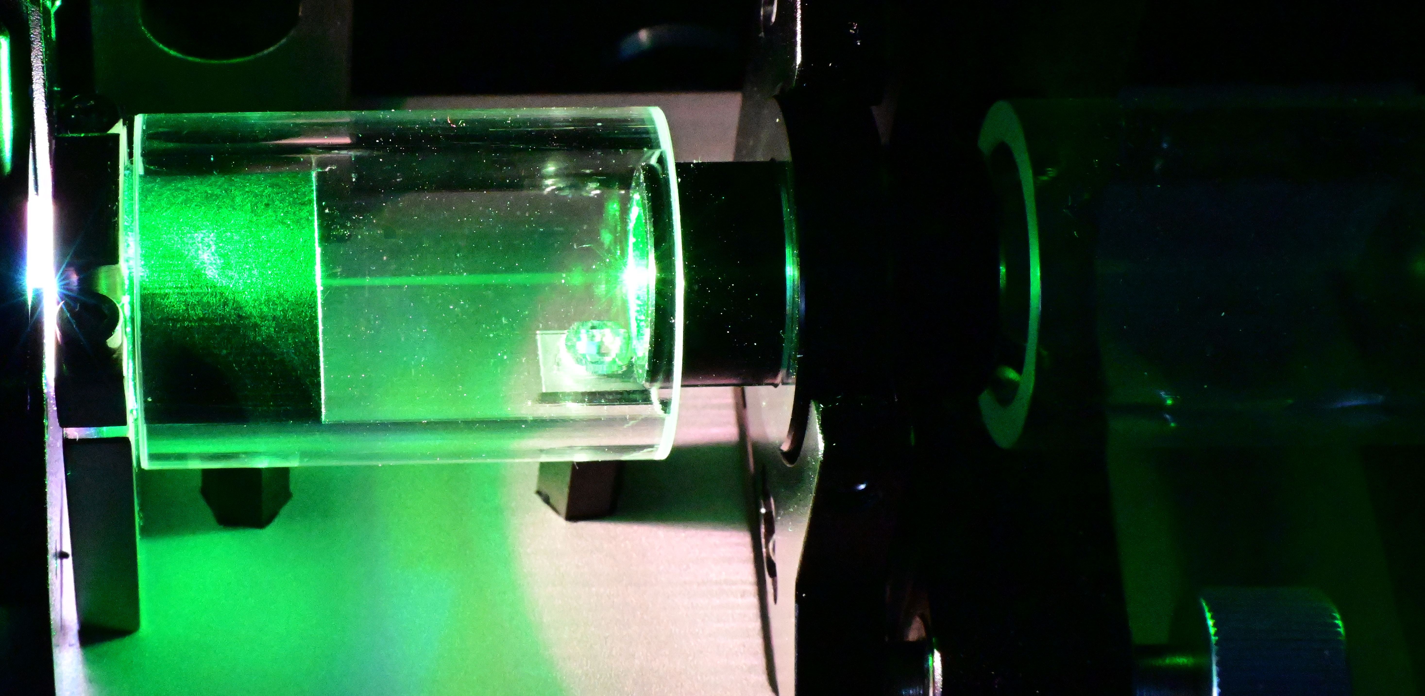 View into the laser cavity; Demonstration of Rayleigh scattering